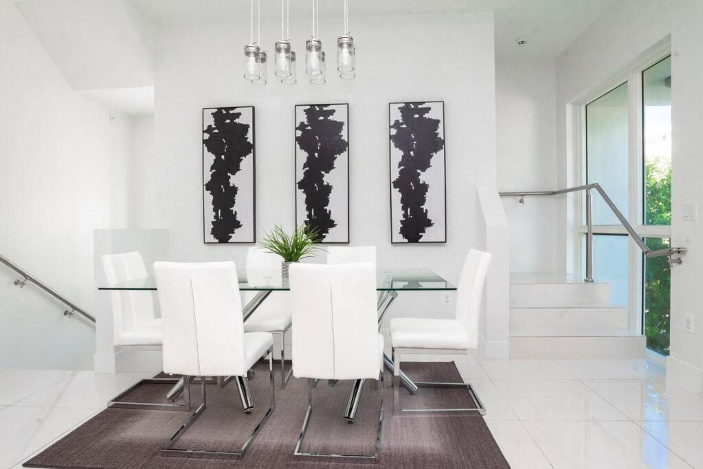 Across The Ocean Few Steps To Beach Contemporary Three Bedroom Townhouse Pompano Beach Exterior foto