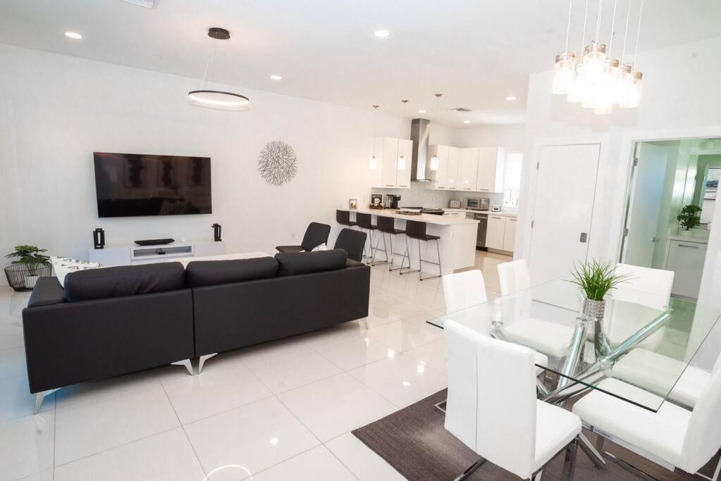 Across The Ocean Few Steps To Beach Contemporary Three Bedroom Townhouse Pompano Beach Exterior foto
