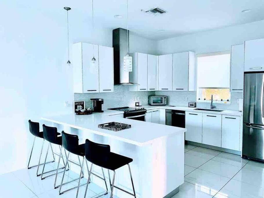 Across The Ocean Few Steps To Beach Contemporary Three Bedroom Townhouse Pompano Beach Exterior foto